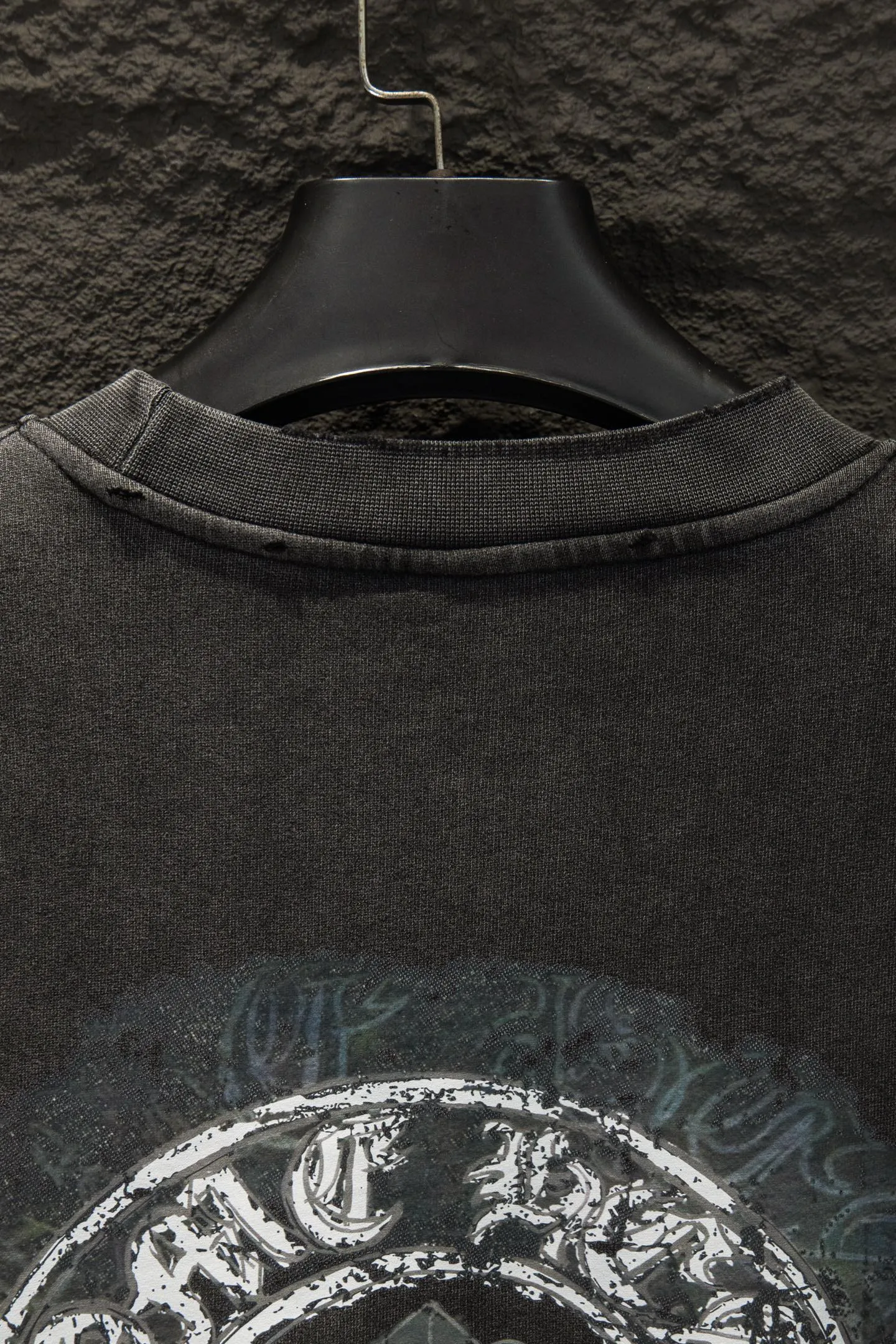 P270 🆕Chromehearts distressed and fried hooded sweatshirt. The os version is really charming. Chromehearts is also really unique. Every new season has the best version. It is very practical and can be worn casually. Nice✔️ - ⚠️100% cotton. Made of custom-dyed terry cotton sweatshirt surface, 420g double-ply double yarn, comfortable to the touch. Made from imported knitting needle carded cotton, the thickness is moderate, drapey and contoured, making the upper body comfortable! ! It is very tolerant to fat body types and can instantly lose five pounds after wearing it!  The front cuffs and back chest are made of direct-injection printing environmentally friendly glue material, using a mechanized printing process. Mechanical printing has high precision, the positioning accuracy can reach ±0.02mm, and the quality is stable.  The body is treated with frayed elements, which greatly increases the interest of the clothing; it has a unique visual effect.  Pants hem Loose closing Double-layer fabric Good closing effect Exquisite hemming Color: washed black, fried gray Size: S-M-L-XL